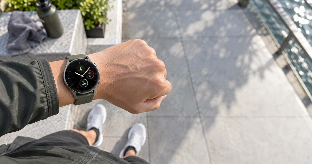 Samsung Galaxy Watch 8 avec un bracelet silicone noir et son attache intégrée, vue rapprochée sur le poignet Image
