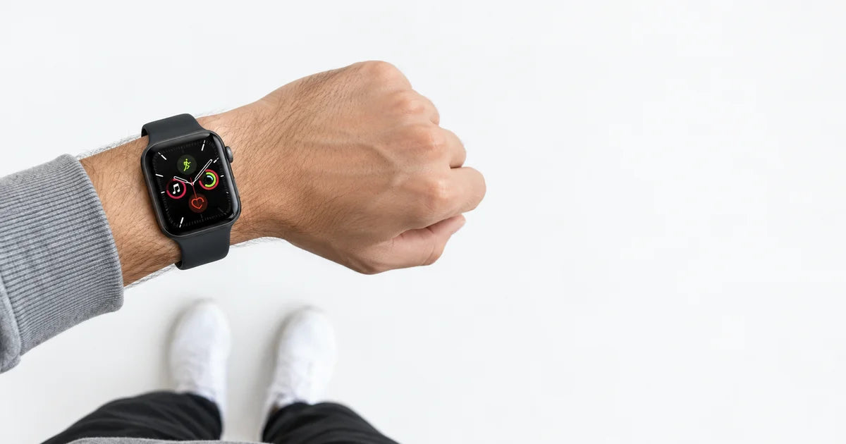 Bracelet Apple Watch 45 mm sport sur un poignet