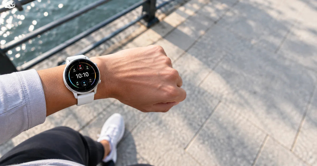 Garmin Venu 3 Armband am Handgelenk in der Stadt