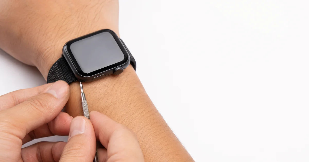 Een Apple Watch-bandje vervangen met een veerstaafgereedschap Afbeelding