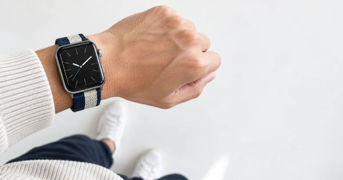 Nahaufnahme eines geflochtenen Nylonarmbands in Multicolor für Apple Watch