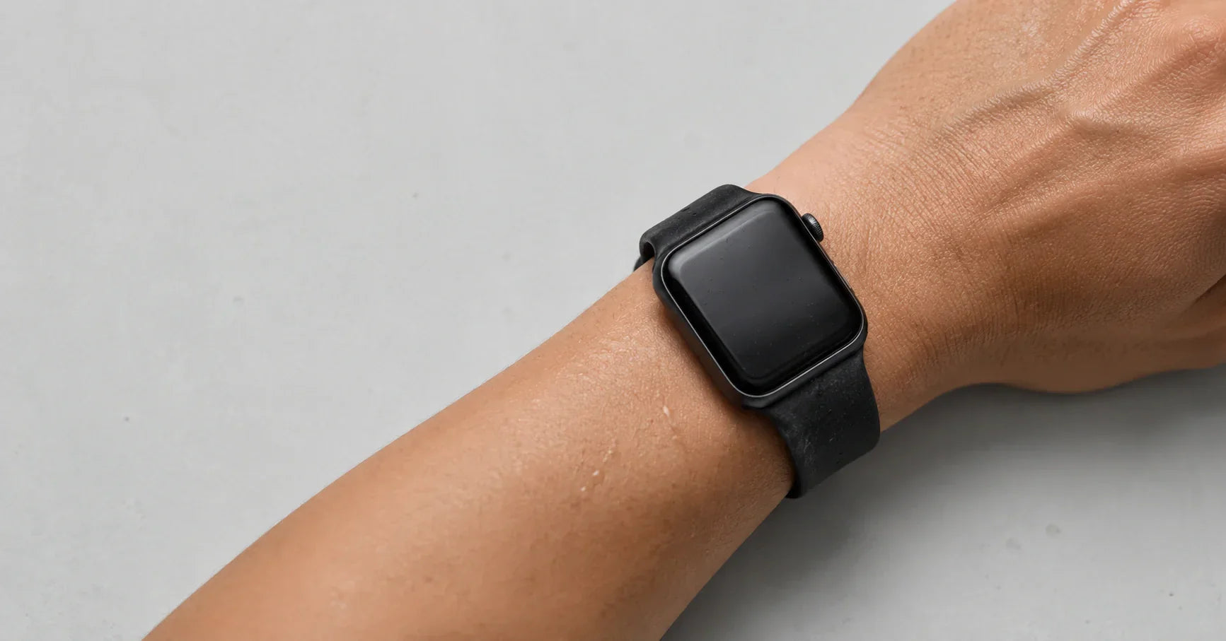 Bracelet de montre qui pue : causes et solutions Image