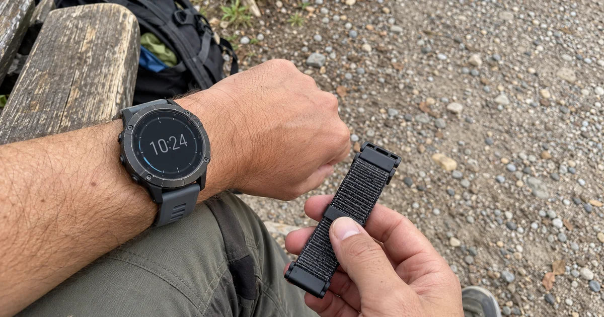 Garmin Fenix 6 Pro avec un bracelet nylon tressé gris QuickFit, poignet posé sur une corde d'escalade