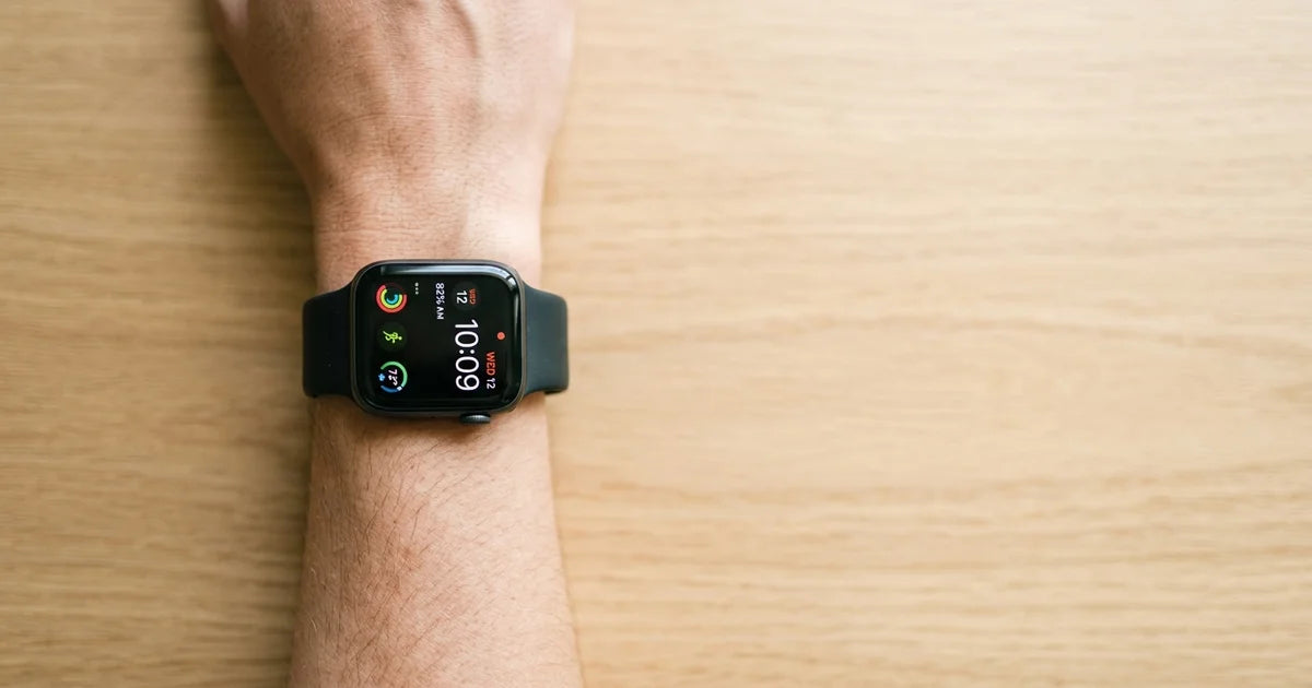 Sportowy pasek do Apple Watch 44 mm na nadgarstku Obraz