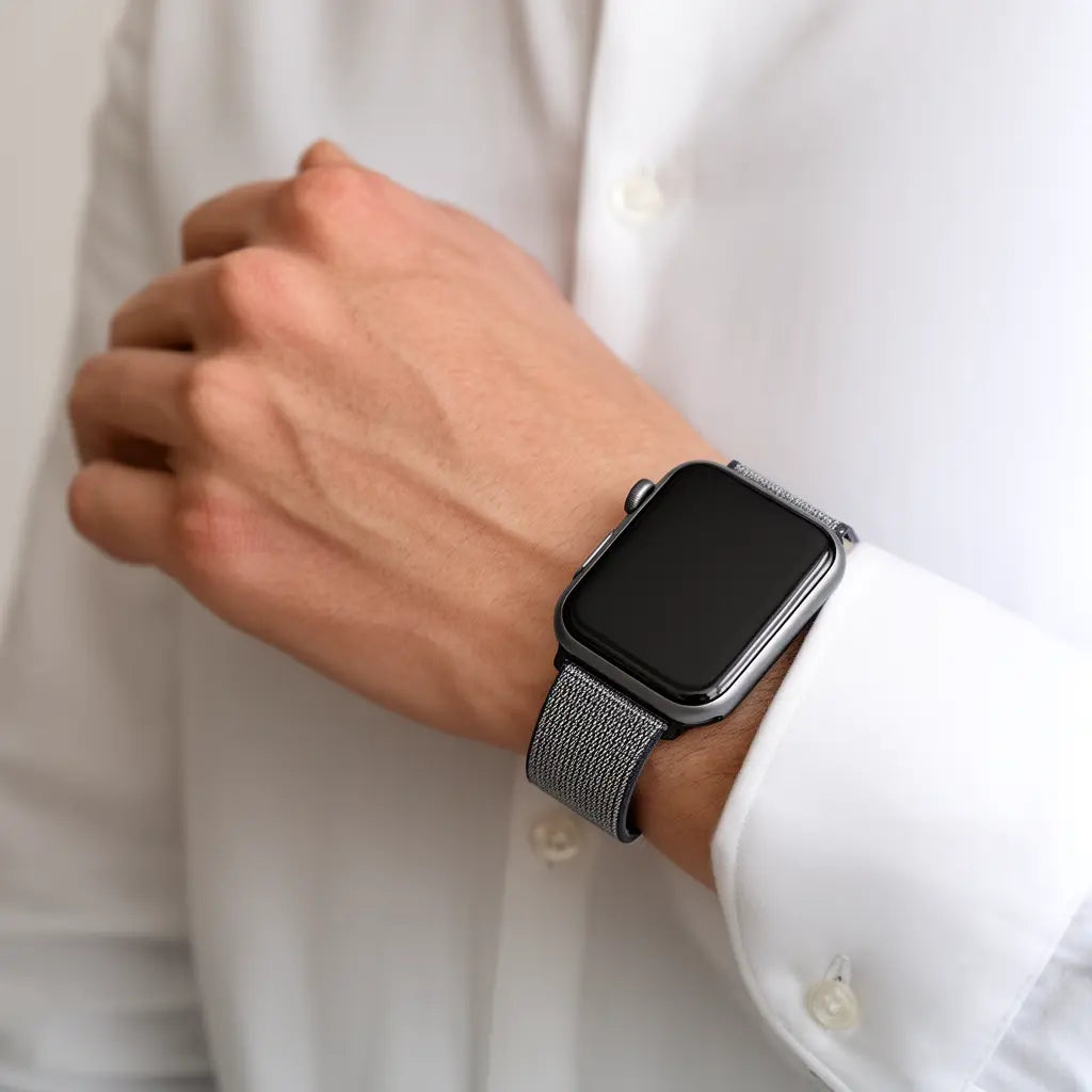 Apple Watch portee au poignet avec un bracelet Clipz-it
