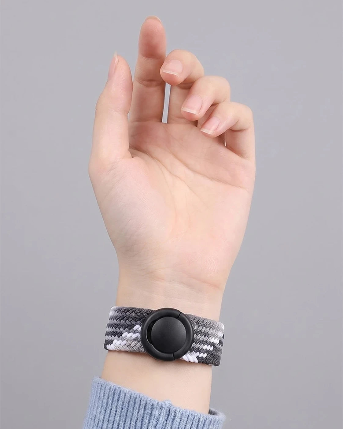 Bracelet Natte en nylon tressé porté au poignet, fermoir rond aimanté Bild